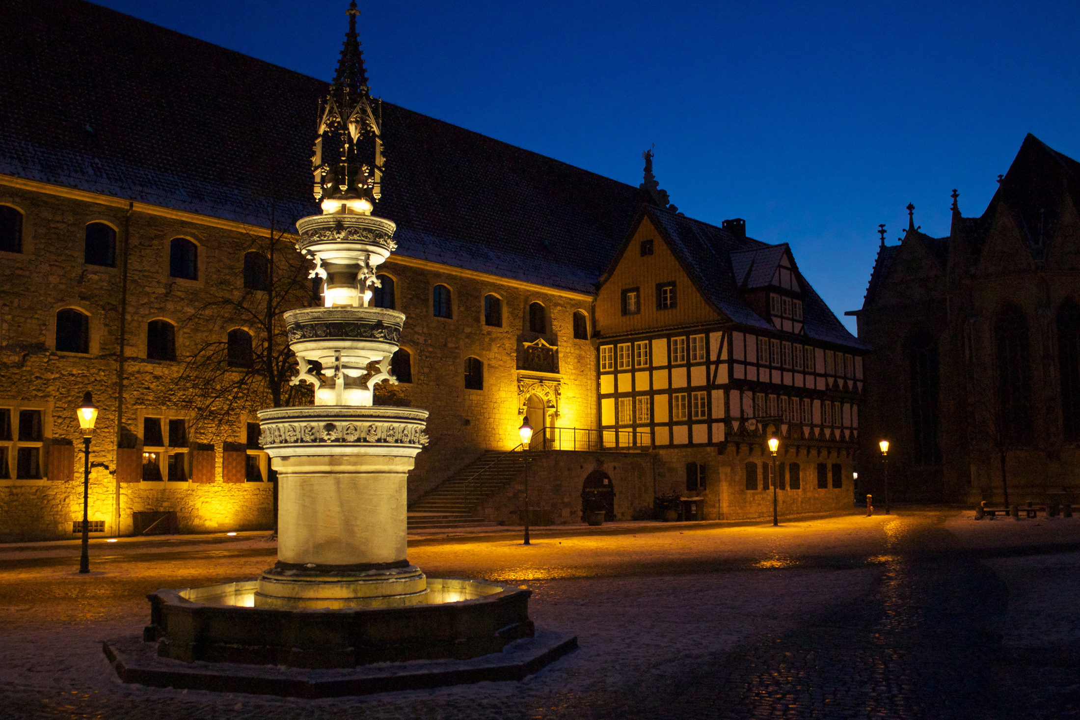 Marienbrunnen auf dem Altstadtmarkt in der Nacht (Wird bei Klick vergrößert)