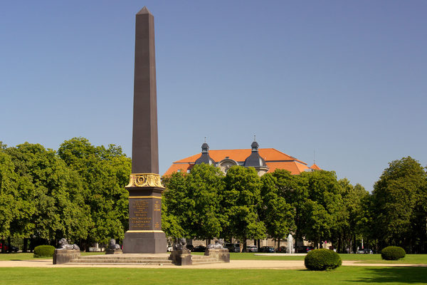 Löwenwall mit Obelisk