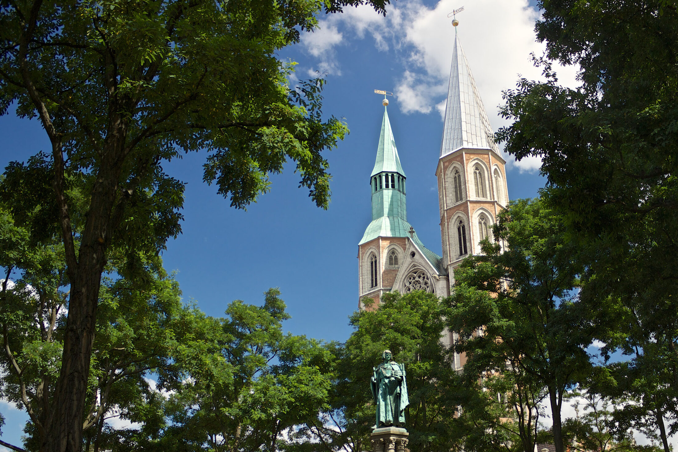 Heinrichsbrunnen mit St. Katharinen (Zoom on click)