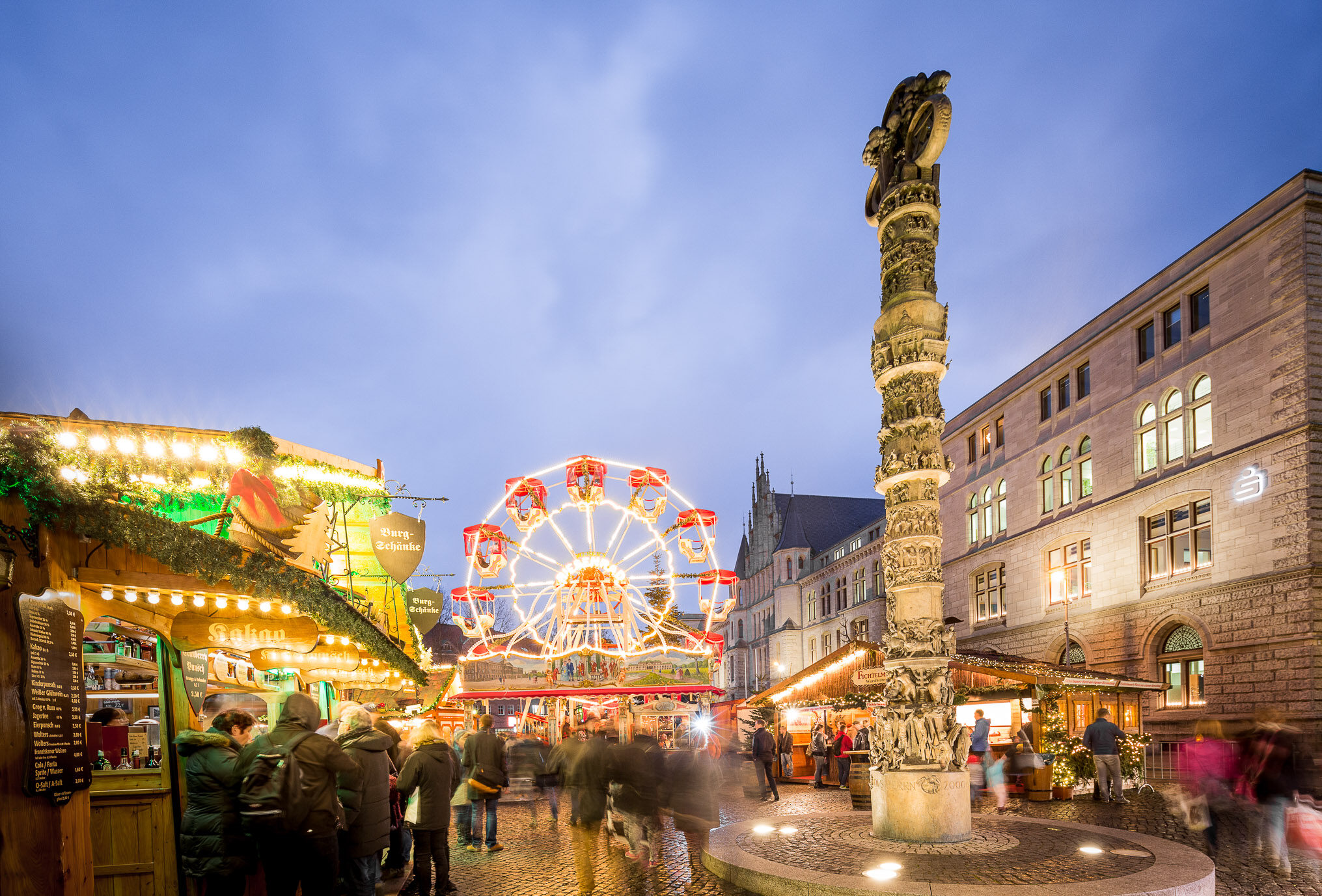 „Säule 2000 Jahre Christentum" (foreground) with a view of the 1928 restored Ferris wheel (Zoom on click)