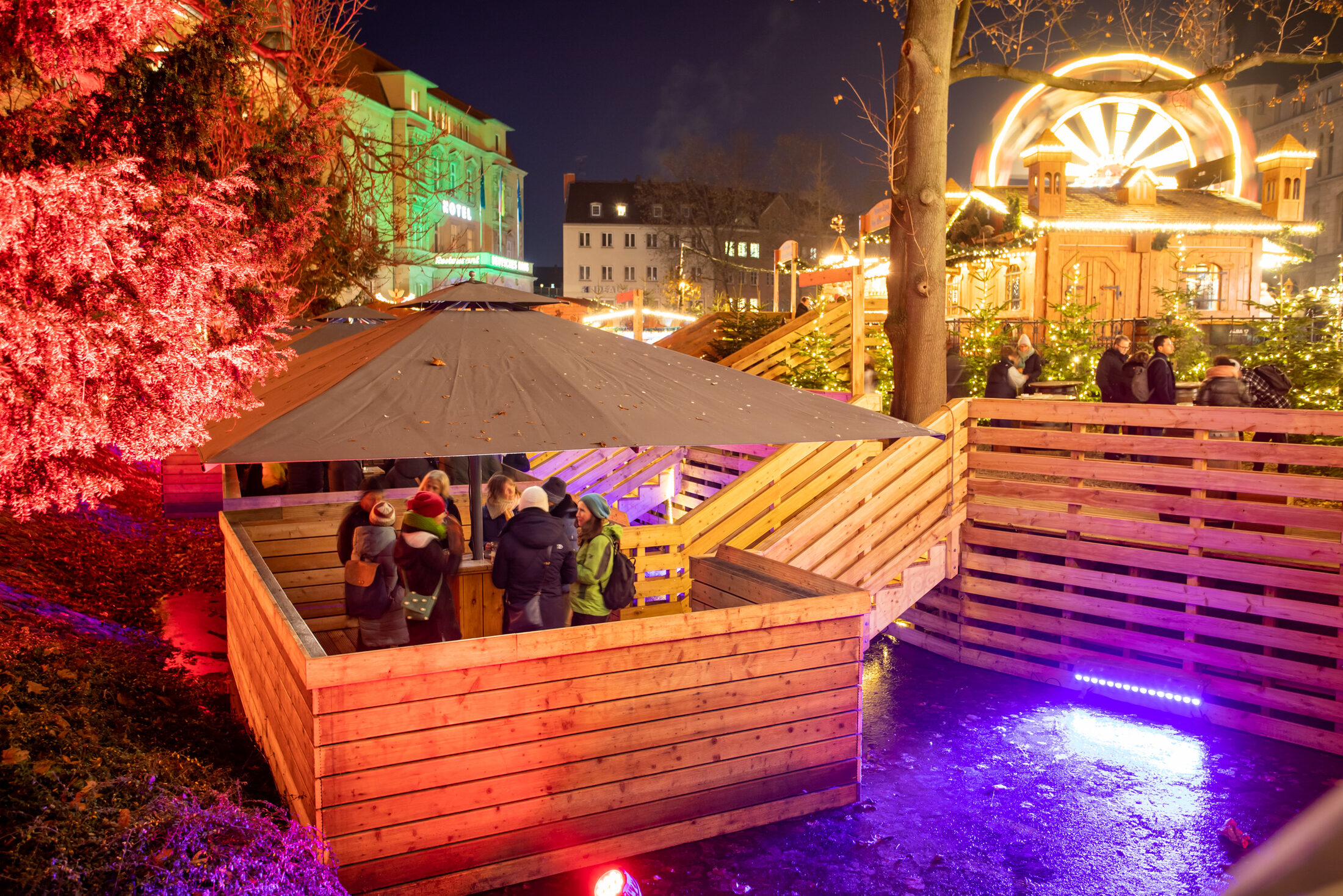 The rafts in the Burggraben at the Braunschweig Christmas market (Zoom on click)