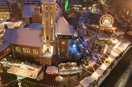 Blick vom Rathausturm auf den Braunschweiger Weihnachtsmarkt