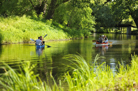 Das Bild zeigt zwei Kanus auf dem Fluss Oker.