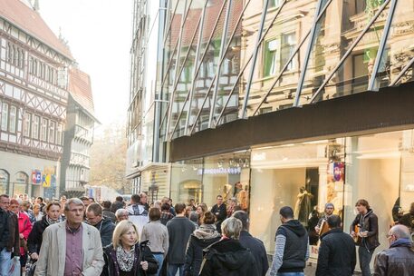 Das Bild zeigt Passantinnen und Passanten in der Braunschweiger Fußgängerzone.