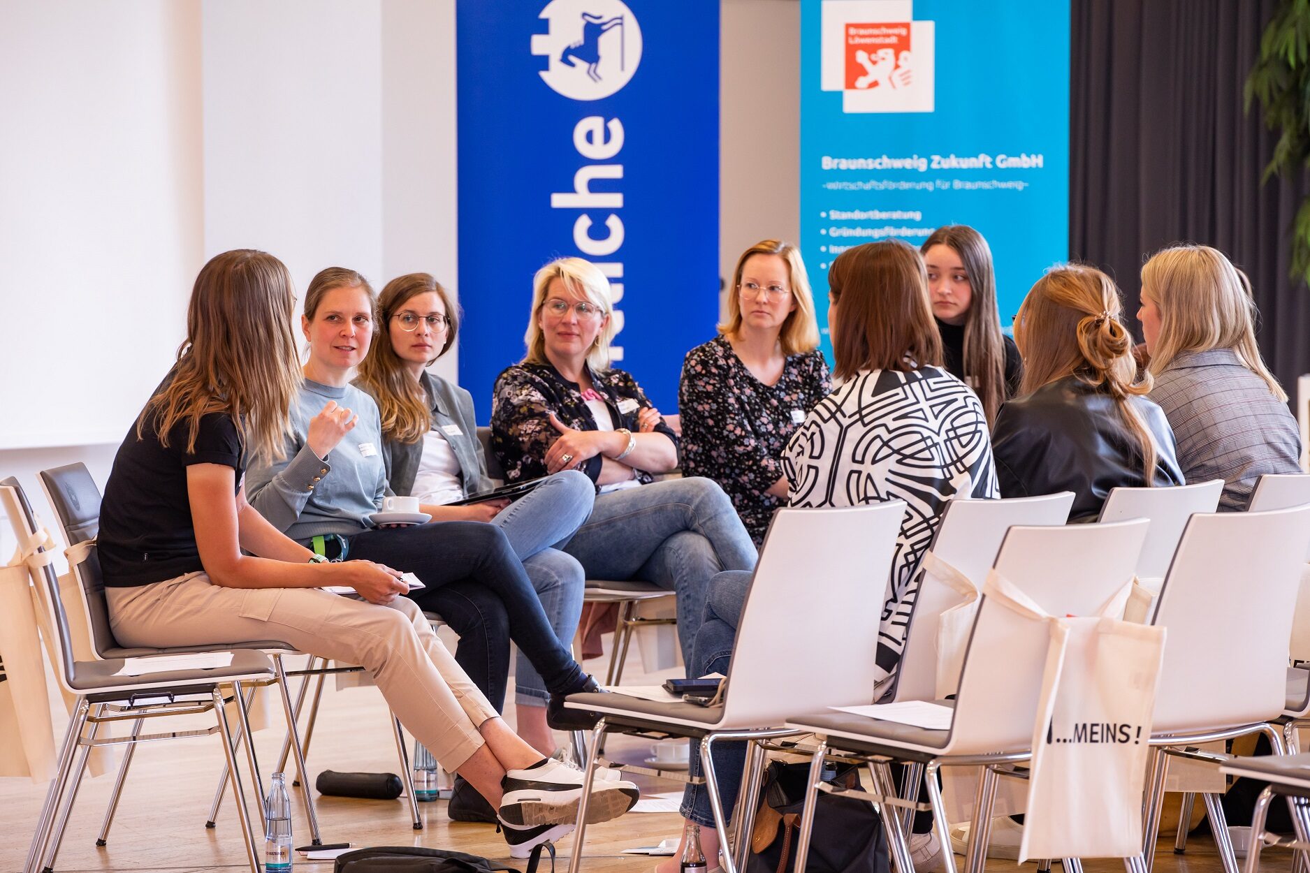Das Bild zeigt eine Gruppe Gründerinnen im Gespräch während eines Workshops. (Wird bei Klick vergrößert)