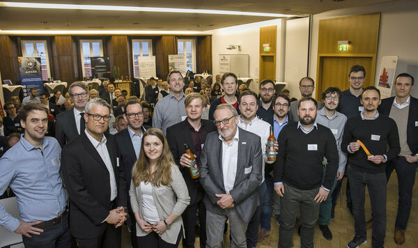 Gerold Leppa, Geschäftsführer der Braunschweig Zukunft GmbH (2. v. li.), Joachim Braun, Mittelstandsbeauftragter im Niedersächsischen Wirtschaftsministerium (3. v. li.), Ralf Borchers, verantwortlich für die Start-up-Förderung bei der NBank (4. v. li.), Burkhardt Nelius, Geschäftsführer der iTUBS mbH, und Sven Streiff, Geschäftsführer der Streiff & Helmold GmbH (rechts im Bild), begrüßten die aktuell sieben Teams der Braunschweiger Start-up-Programme MO.IN und W.IN. (Wird bei Klick vergrößert)