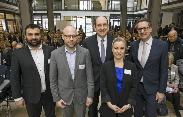 v.l.n.r.: Die Gastredner Erdal Sancar und Rene Adämmer von der Unternehmensgruppe Piepenbrock, Matthias Wunderling-Weilbier, Landesbeauftragter für regionale Landesentwicklung, Liza Klenk, Prokuristin der ARTmax Verwaltung GmbH, und Gerold Leppa, Wirtschaftsdezernent der Stadt Braunschweig und Geschäftsführer der Braunschweig Zukunft GmbH, freuten sich über die große Resonanz zum 15. Braunschweiger Immobilienfrühstück, zu dem etwa 150 Gäste ins ARTmax-Gebäude in der Frankfurter Straße kamen. (Wird bei Klick vergrößert)