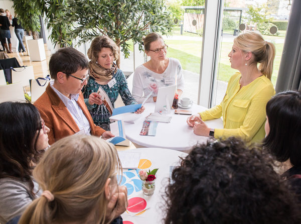 2.	Laura Wittig (rechts), Mitgründerin der Braunschweiger Social-Media-Agentur Kreativrausch, gab beim vergangenen Gründerinnentag 2017 ihre Erfahrungen an die Teilnehmerinnen weiter. (Wird bei Klick vergrößert)