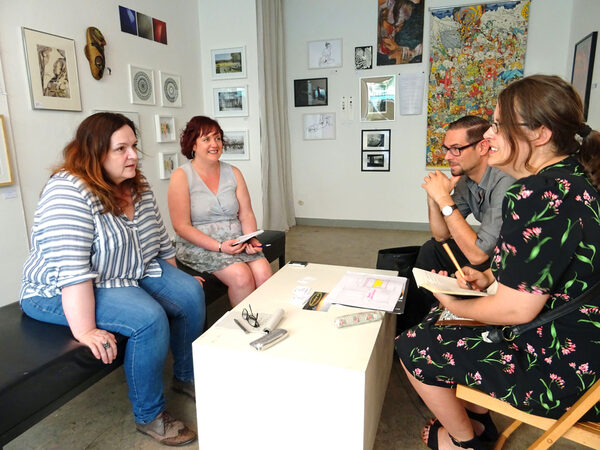 Katharina Binder und Simon Paul Schneider (rechts) ließen sich bereits von Sylvia Seyler (Fachbereich Kultur, vorne links) und Olivia Sauer (Braunschweig Zukunft GmbH) in der Galerie einRaum5-7 beraten. (Wird bei Klick vergrößert)