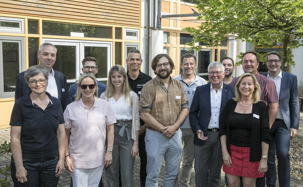 Gerold Leppa, Geschäftsführer der Braunschweig Zukunft GmbH (rechts), und Mitarbeiterinnen und Mitarbeiter der Wirtschaftsförderung begrüßten gemeinsam mit Detlef Springmann, Geschäftsführer der Lebenshilfe Braunschweig gGmbH (5. von rechts), Unternehmerinnen und Unternehmer aus dem Gewerbegebiet Rautheim-Nord zum 1. Braunschweiger Gewerbegebietsgespräch. (Wird bei Klick vergrößert)