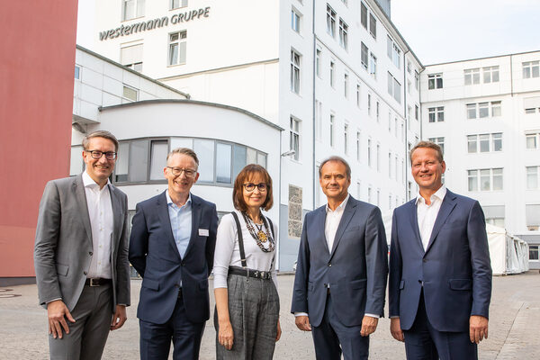 v.l.n.r.: Gerold Leppa, Geschäftsführer der Braunschweig Zukunft GmbH, Ralf Halfbrodt, Geschäftsführer der Westermann Gruppe, Prof. Dr. Jutta Rump, Direktorin des Instituts für Beschäftigung und Employability an der Hochschule für Wirtschaft und Gesellschaft in Ludwigshafen, Ulrich Markurth, Oberbürgermeister der Stadt Braunschweig, und Eric Schweitzer, Präsident des Deutschen Industrie- und Handelskammertages, trafen sich mit rund 250 Gästen beim 36. Braunschweiger Unternehmergespräch. (Wird bei Klick vergrößert)