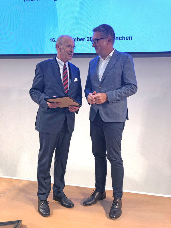 BVIZ-Präsident Dr. Bertram Dressel (links) überreichte Gerold Leppa, Geschäftsführer der Braunschweig Zukunft GmbH, die Urkunde über die 30-jährige Mitgliedschaft im Bundesverband Deutscher Innovations-, Technologie- und Gründerzentren. (Wird bei Klick vergrößert)