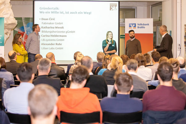 Beim Gründertalk sprach Moderator Kai-Uwe Rohn (rechts) mit erfolgreichen Gründerinnen und Gründern über ihre Erfahrungen beim Aufbau eines eigenen Unternehmens. (Wird bei Klick vergrößert)