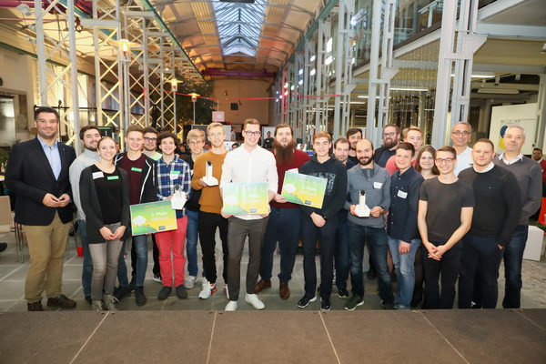 Die drei erstplatzierten Teams beim Smart City Hackathon von Braunschweig Zukunft GmbH und Volkswagen Financial Services erhielten insgesamt 1.000 Euro Preisgeld. (Wird bei Klick vergrößert)