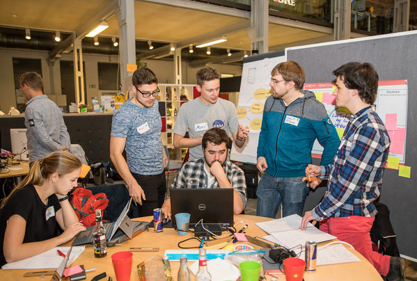 In 30 Stunden von der Idee zum konkreten Konzept: Die Teilnehmerinnen und Teilnehmer beim Smart City Hackathon arbeiteten intensiv an ihren Projekten. (Wird bei Klick vergrößert)