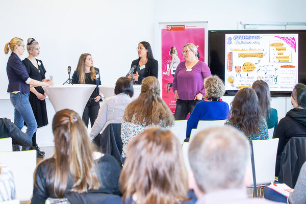 Beim Gründerinnentalk diskutierten (v. l. n. r.) Moderatorin Anne Panter, Michelle Grüne, Amberskin, Kristina Nikolaus, OKAPI:Orbits GmbH, Saskia Rohn und Tina Meier, beide Equimero GbR, darüber, ob Teamgründungen eine vorteilhafte Alternative zu Einzelgründungen darstellen. (Wird bei Klick vergrößert)