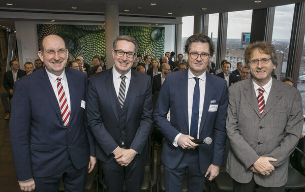 Von rechts nach links: Gastredner Prof. Dr. Michael Braungart, Mark Uhde (Vorstand der Volksbank BraWo), Gerold Leppa (Geschäftsführer der Braunschweig Zukunft GmbH) und Matthias Wunderling-Weilbier (Landesbeauftragter für regionale Landesentwicklung) begrüßten rund 150 Gäste zum 16. Braunschweiger Immobilienfrühstück. (Wird bei Klick vergrößert)