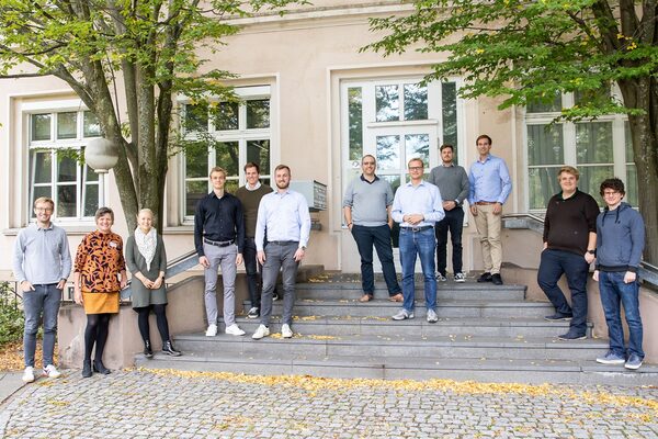 Im Start-up-Zentrum Mobilität und Innovation (MO.IN) erhalten vier neue Teams in den nächsten Monaten Unterstützung bei der Weiterentwicklung ihrer Geschäftsidee durch die Braunschweig Zukunft GmbH: (v. l. n. r.) Julian Räke, Margarete Klapper-Nolda und Ina Ahrens (Braunschweig Zukunft GmbH), Fridolin Franke, Jan Bargel und Conrad Winnecken (Solar Materials), Axel Rörig und Lars Kohlenberg (nextGen-X GmbH), Sebastian Bienia und Michael Demes (Gesellschaft für digitale Produktionstechnik), Jörn van Leeuwen und Rudolf Leue (Recycling Fabrik). (Wird bei Klick vergrößert)