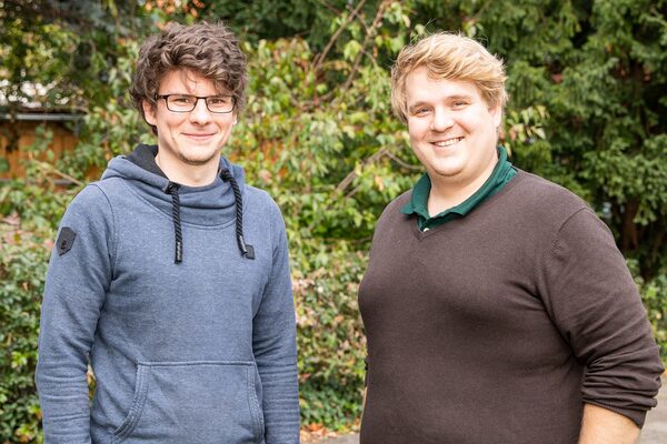 Rudolf Leue (l.) und Jörn van Leeuwen haben gemeinsam die Recycling Fabrik gegründet, um Ressourcen zu schonen und Wertstoffkreisläufe zu schließen. (Wird bei Klick vergrößert)