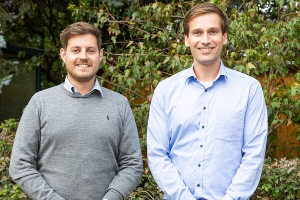 Das Team der Gesellschaft für digitale Produktionstechnik vernetzt Menschen, Objekte und Prozesse digital miteinander: Sebastian Bienia (l.) und Michael Demes. (Wird bei Klick vergrößert)