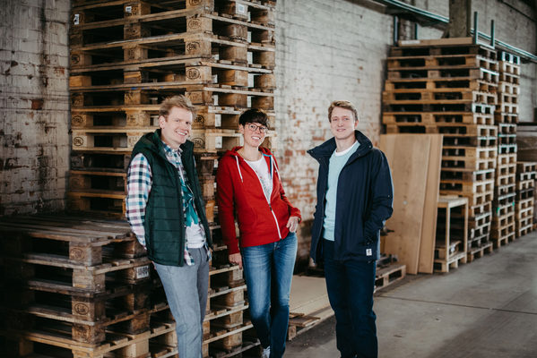 Christian Löchte (links), Kirsten Büchler und Holger Kunz haben aus der TU Braunschweig heraus die FORMHAND Automation GmbH gegründet, um mit ihrem universellen Greifkissen Kunden aus Produktion und Logistik zu überzeugen. (Wird bei Klick vergrößert)