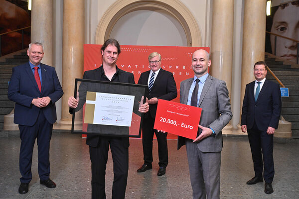 Innovationspreis Niedersachsen für CORAT in der Kategorie „Kooperation“: (v. l.) Wissenschaftsminister Björn Thümler, Prof. Michael Hust, Institut für Biochemie, Biotechnologie und Bioinformatik, TU Braunschweig, Wirtschaftsminister Dr. Bernd Althusmann, Dr. Thomas Schirrmann, Geschäftsführer der Yumab GmbH, Prof. Josef von Helden, Vorstandsvorsitzender des Innovationsnetzwerks Niedersachsen. (Wird bei Klick vergrößert)