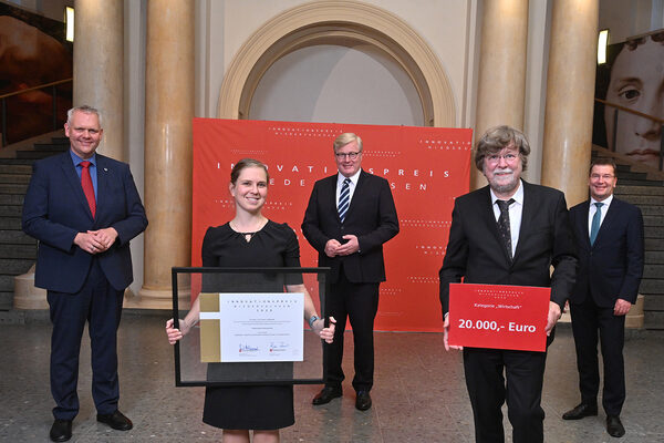 Innovationspreis Niedersachsen für Abcalis in der Kategorie „Wirtschaft“: (v. l.) Wissenschaftsminister Björn Thümler, Dr. Laila Al-Halabi-Frenzel, Geschäftsführerin der Abcalis, Wirtschaftsminister Dr. Bernd Althusmann, Prof. Stefan Dübel, Institut für Biochemie, Biotechnologie und Bioinformatik, TU Braunschweig, Prof. Josef von Helden, Vorstandsvorsitzender des Innovationsnetzwerks Niedersachsen. (Wird bei Klick vergrößert)