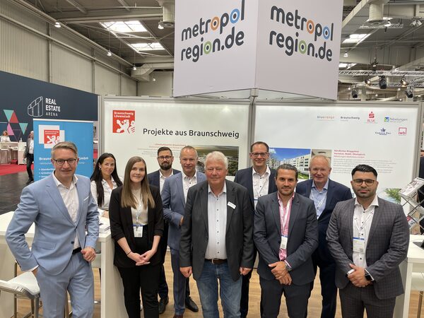 Gemeinsam mit fünf Standpartnern präsentiert die Braunschweig Zukunft GmbH den Wirtschafts- und Innovationsstandort Braunschweig auf der zweitägigen Immobilienmesse Real Estate Arena in Hannover. (Wird bei Klick vergrößert)