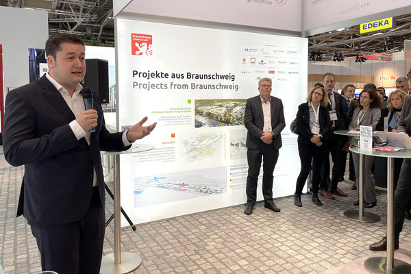 Oberbürgermeister Dr. Thorsten Kornblum betonte beim Empfang am Braunschweiger Stand auf der Expo Real die Entwicklungspotenziale am Standort Braunschweig. (Wird bei Klick vergrößert)