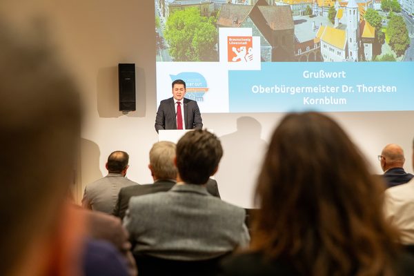 Das Bild zeigt Oberbürgermeister Dr. Thorsten Kornblum am Rednerpult beim 8. Dialogforum zur Zukunft der Braunschweiger Innenstadt. (Wird bei Klick vergrößert)