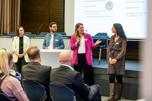 Die Gründerinnen Karolin Gaßmann (l.) und Stephanie Höfer (Mitte) von heyPARENTS sowie Vanessa Cristalli (r.) von Lieblingsmensch Braunschweig sprachen im Gründungstalk mit Moderator Falk-Martin Drescher über die Vereinbarkeit von Familie und Existenzgründung. (Wird bei Klick vergrößert)