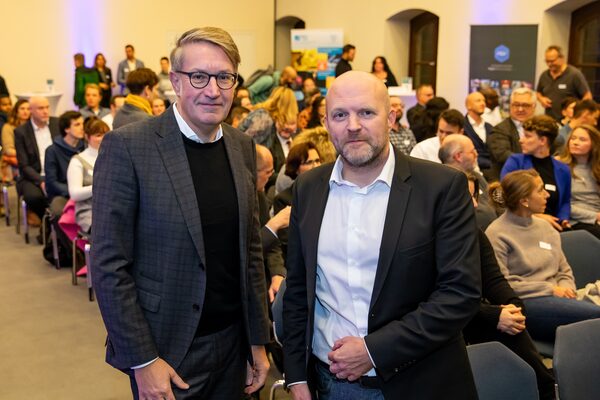 Dr. Florian Löbermann (r.), Hauptgeschäftsführer der IHK Braunschweig, und Gerold Leppa, Wirtschaftsdezernent und Geschäftsführer der Braunschweig Zukunft GmbH, begrüßten die Gäste zum Auftakt der 10. Braunschweiger Gründungswoche. (Wird bei Klick vergrößert)