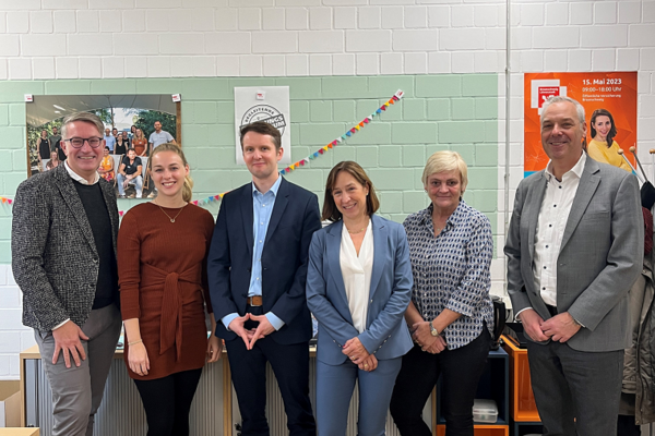 Gerold Leppa (l.), Geschäftsführer der Braunschweig Zukunft GmbH, Sabrina Kirchholtes (2.v.l.), Fachreferentin der Startup Akademie W.IN, und Jörg Meyer (r.), Bereichsleiter Innovationsförderung bei der Braunschweig Zukunft GmbH, begrüßten Claudia Simon (Mitte), Abteilungsleiterin und Mittelstandsbeauftragte, Carola Wüstenberg (Mitte r.) und Dirk Heuer (Mitte l.), beide Bereich Startup Management, vom Niedersächsischen Ministerium für Wirtschaft, Verkehr, Bauen und Digitalisierung im Technologiepark am Rebenring. (Wird bei Klick vergrößert)