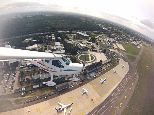 Flugzeug fliegt über den Forschungsflughafen Braunschweig (Wird bei Klick vergrößert)