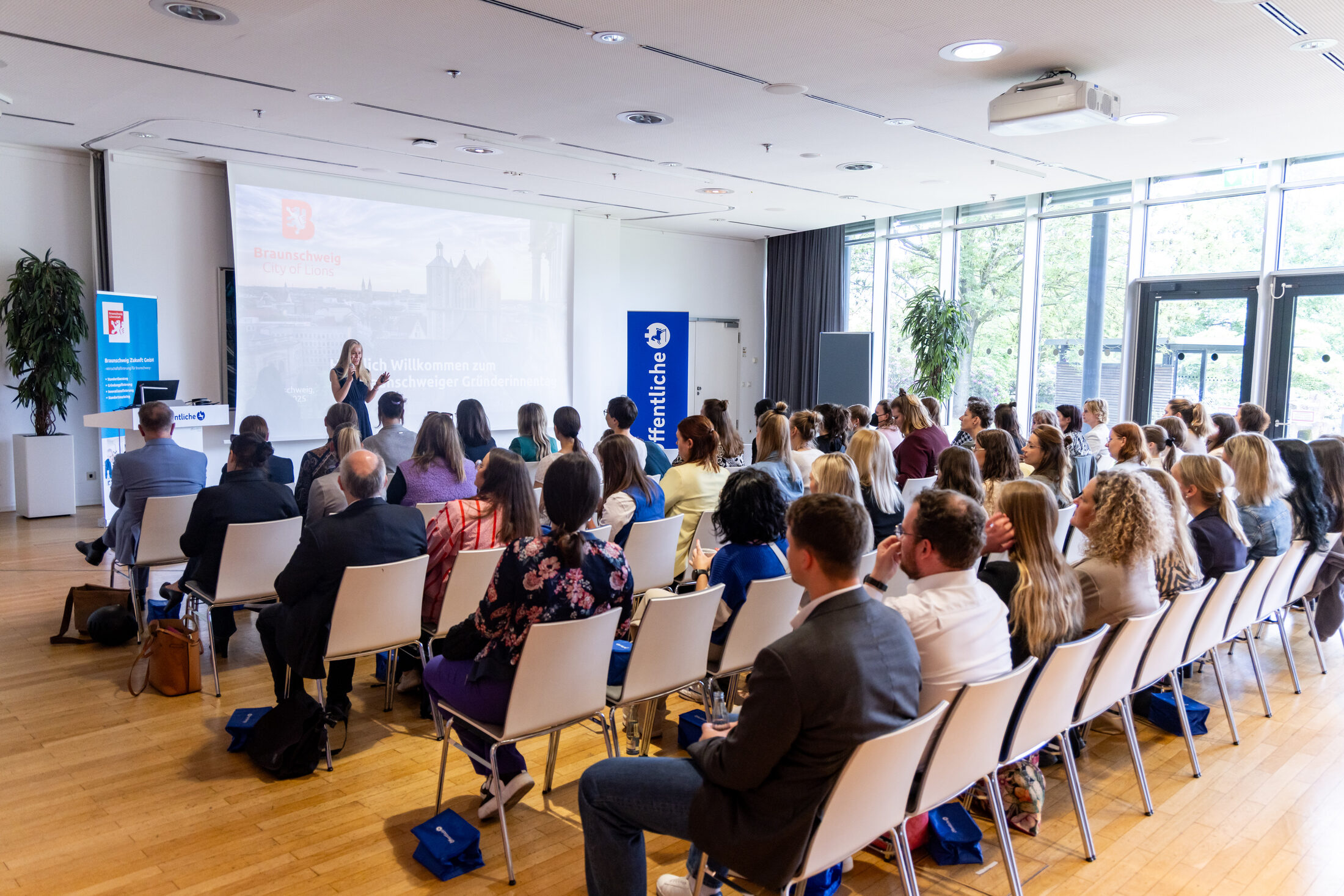 Frauen im Publikum (Wird bei Klick vergrößert)