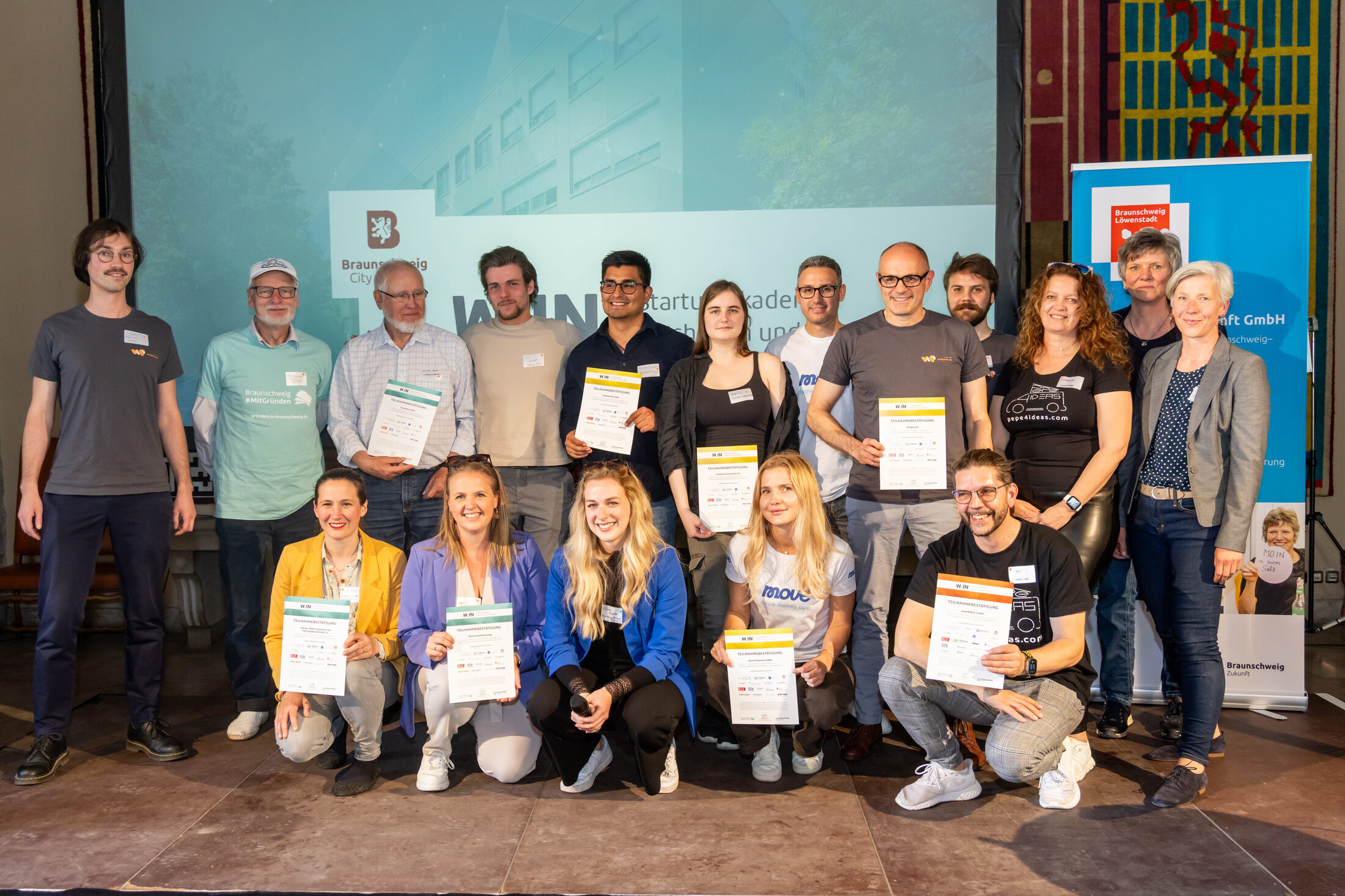 Das Bild zeigt die Teams aus dem aktuellen Batch der W.IN Startup Akademie (Wird bei Klick vergrößert)