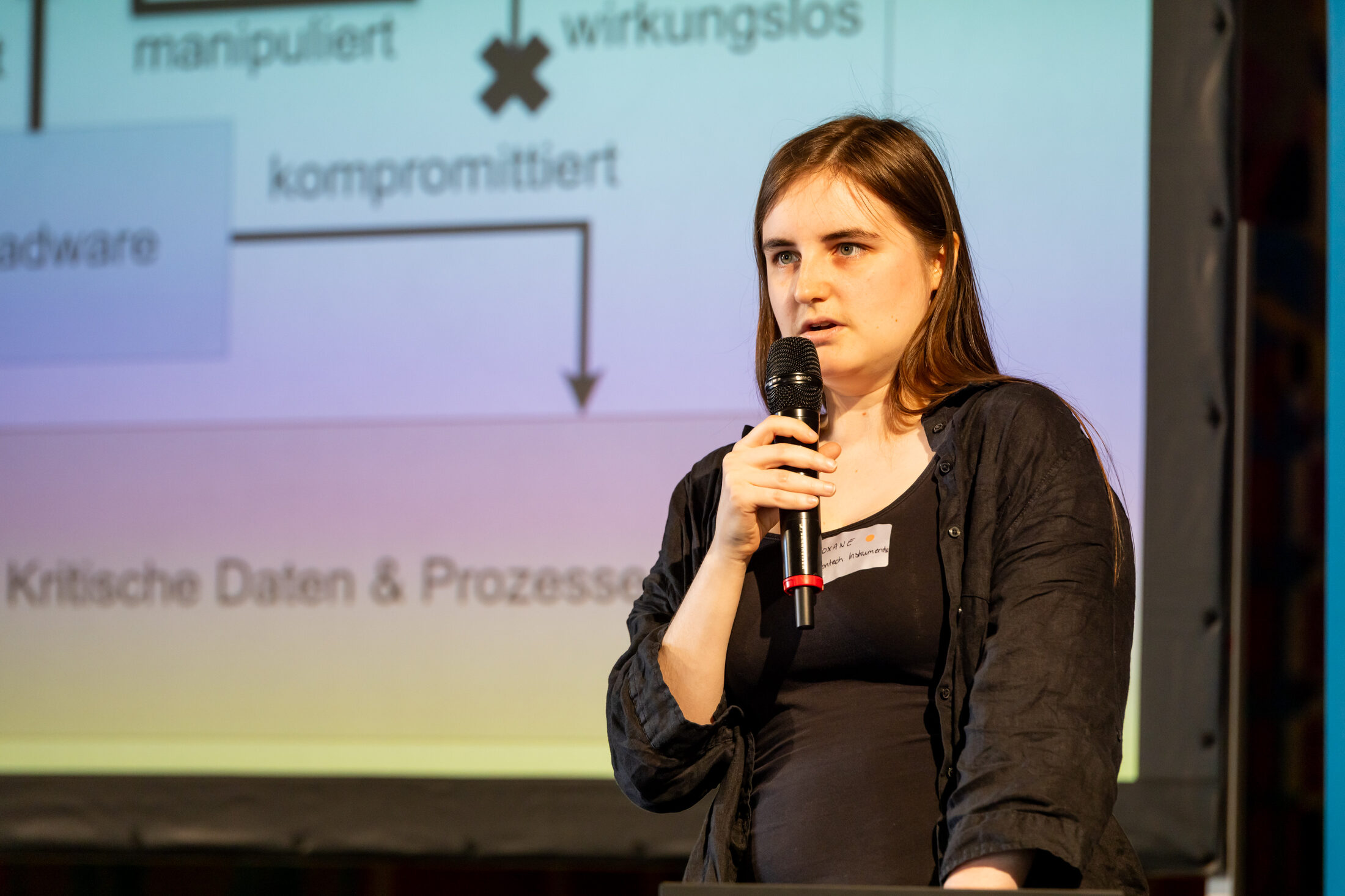 Das Bild zeigt eine Frau auf der Bühne (Wird bei Klick vergrößert)
