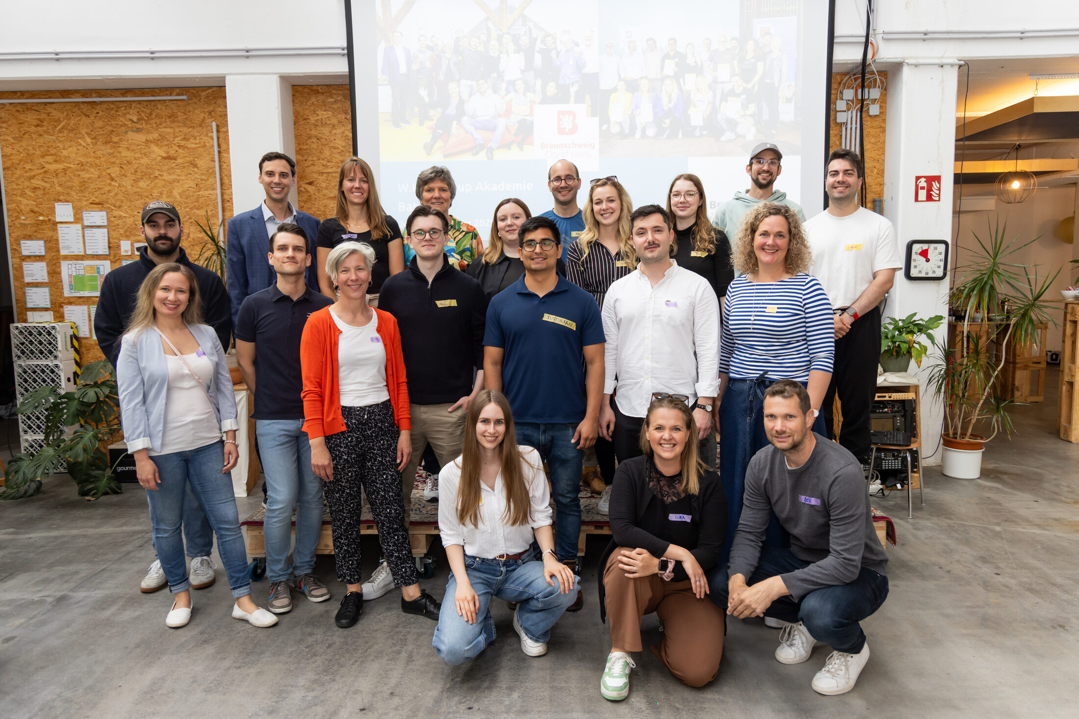 Das Bild zeigt die neuen Teams der W.IN Akademie (Wird bei Klick vergrößert)