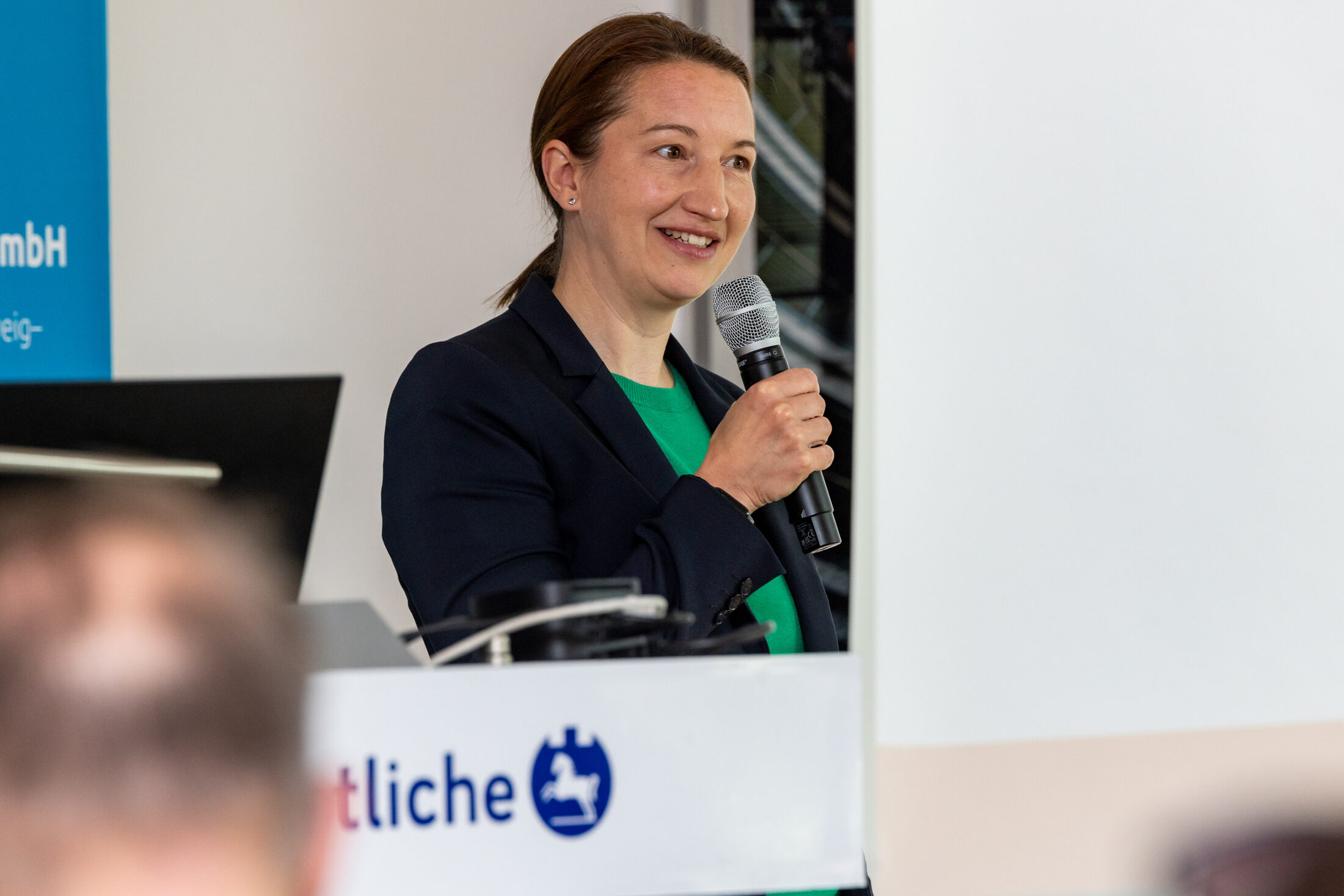 Eine Frau spricht. (Wird bei Klick vergrößert)