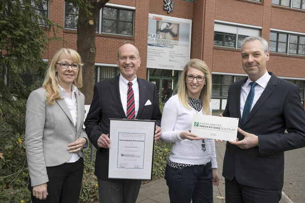 v.l.n.r.: BVIZ-Geschäftsführerin Andrea Glaser und Verbandspräsident Dr. Bertram Dressel übergaben die Auszeichnung "Anerkanntes Innovationszentrum" an Technologiepark-Leiterin Maria Ruß und Jörg Meyer, Prokurist der Braunschweig Zukunft GmbH. (Wird bei Klick vergrößert)