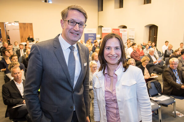 Anje Gering, stellvertretende Hauptgeschäftsführerin der IHK Braunschweig, und Wirtschaftsdezernent Gerold Leppa eröffneten gemeinsam die 7. Braunschweiger Gründungswoche. (Wird bei Klick vergrößert)