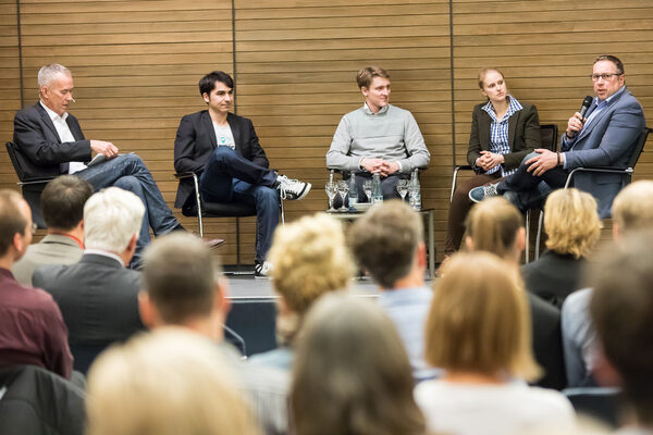 Moderator Kay-Uwe Rohn (links) sprach beim Gründertalk mit (v.l.n.r.) Hadi Ghorashi, Mitgründer der leanact GmbH, Holger Kunz, Mitgründer von FORMHAND, Denise Gunkelmann, Gründerin von Wunderbar Unverpackt, und Guido Kasten, Gründer von E-Bike KASTEN. (Wird bei Klick vergrößert)