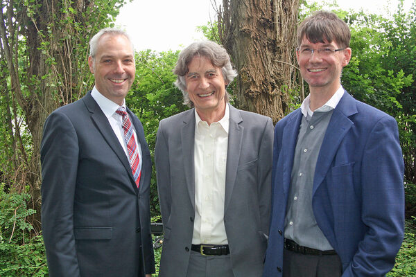 v.l.n.r.: Wirtschaftsförderer Jörg Meyer, Prokurist der Braunschweig Zukunft GmbH, gratulierte den Geschäftsführern Dr. Ulrich Sehrbrock und Knut Wichmann zum 10-jährigen Bestehen der ICP Braunschweig GmbH. (Wird bei Klick vergrößert)