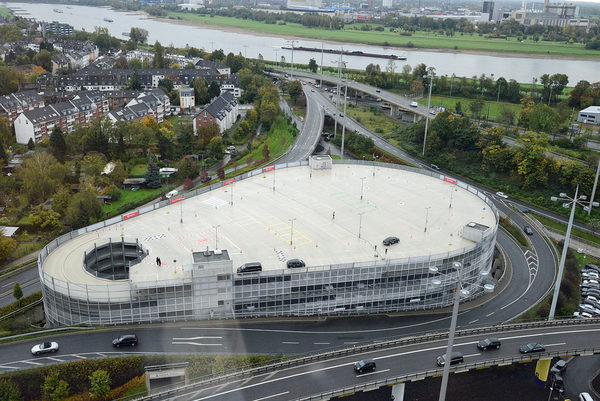 Auf dieser Testfläche im Parkhaus des Vodafone Campus in Düsseldorf demonstrierte das Braunschweiger Start-up Promotives die Funktionsweise seines Leitstands für autonomes Parken. (Wird bei Klick vergrößert)
