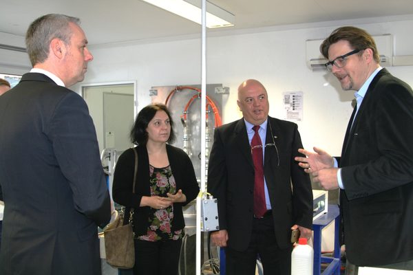 Roland Panter (r., JPM Silicon GmbH) zeigte Hichem Turki, Gülcan Solak und Jörg Meyer die Werkstatt des Start-ups auf dem Gelände des Technologieparks. (Wird bei Klick vergrößert)