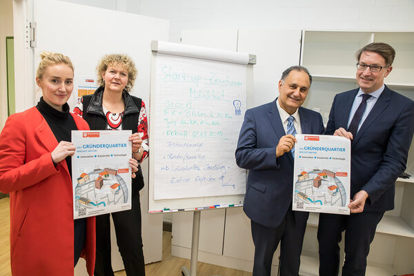 Das Braunschweiger Gründerquartier wächst weiter. V.l.n.r.: Britta Kokemper (Lehrstuhl für Entrepreneurship), Angela Wandrey (Braunschweig Zukunft GmbH), Prof. Reza Asghari (Inhaber des Lehrstuhls für Entrepreneurship) und Gerold Leppa (Wirtschaftsdezernent und Geschäftsführer der Braunschweig Zukunft GmbH) gaben einen ersten Einblick in das neue Start-up-Zentrum Mobilität und Innovation Braunschweig. (Wird bei Klick vergrößert)