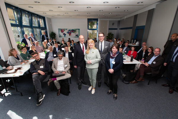 v.l.n.r.: Dr. Bertram Dressel, Präsident des BVIZ, Andrea Glaser, Geschäftsführerin des BVIZ, Gerold Leppa, Wirtschaftsdezernent und Geschäftsführer der Braunschweig Zukunft GmbH, und Simone Schumacher, Leiterin des Technologieparks Braunschweig, hießen mehr als 50 Vertreterinnen und Vertreter aus den Mitgliedszentren des Bundesverbandes in Braunschweig willkommen. (Wird bei Klick vergrößert)