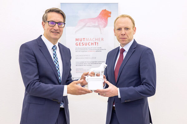 Gerold Leppa (li.), Wirtschaftsdezernent und Geschäftsführer der Braunschweig Zukunft GmbH, und Marc Knackstedt, Firmenkunden-Vorstand der Braunschweigischen Landessparkasse, gaben den Startschuss zum Braunschweiger Gründerpreis 2018 und freuen sich auf zahlreiche Erfolgsgeschichten aus der Gründerszene. (Wird bei Klick vergrößert)