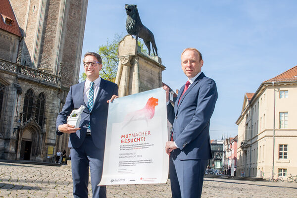 Gerold Leppa (li.), Wirtschaftsdezernent und Geschäftsführer der Braunschweig Zukunft GmbH, und Marc Knackstedt, Firmenkunden-Vorstand der Braunschweigischen Landessparkasse, gaben den Startschuss zum Braunschweiger Gründerpreis 2018 und freuen sich auf zahlreiche Erfolgsgeschichten aus der Gründerszene. (Wird bei Klick vergrößert)