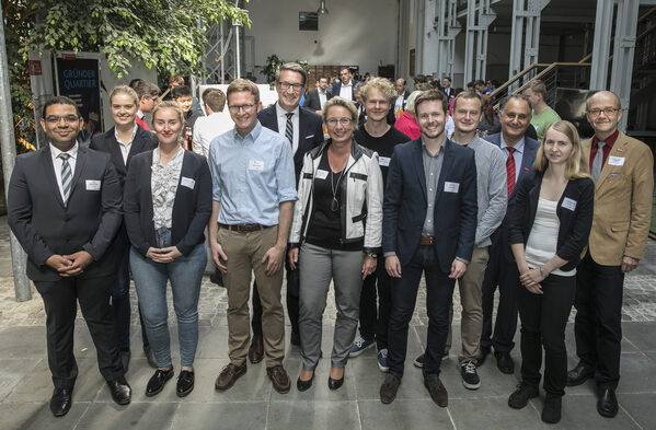 Gemeinsam beim ersten Matching-Abend des Start-up-Zentrums Mobilität und Innovation Braunschweig (MO.IN), v.l.n.r.: Mohamed Ismail, Melanie Hoffmann (beide Mitgründer FlexNavi GmbH i.G.), Britta Kokemper (MO.IN), Hanke Konsek (Gründer GuteDrohne), Gerold Leppa (Geschäftsführer der Braunschweig Zukunft GmbH und Wirtschaftsdezernent der Stadt Braunschweig), Sabine Visse (Niedersächsisches Wirtschaftsministerium), Marcel Engelmann (Mitgründer MENUX GmbH), Julian Glaab (Mitgründer AIPARK), Tim-Oliver Engelmann (Mitgründer MENUX GmbH), Prof. Reza Asghari (Lehrstuhl für Entrepreneurship), Anja Pasemann (MO.IN), Prof. Ulrich Reimers (Vizepräsident der TU Braunschweig) (Wird bei Klick vergrößert)